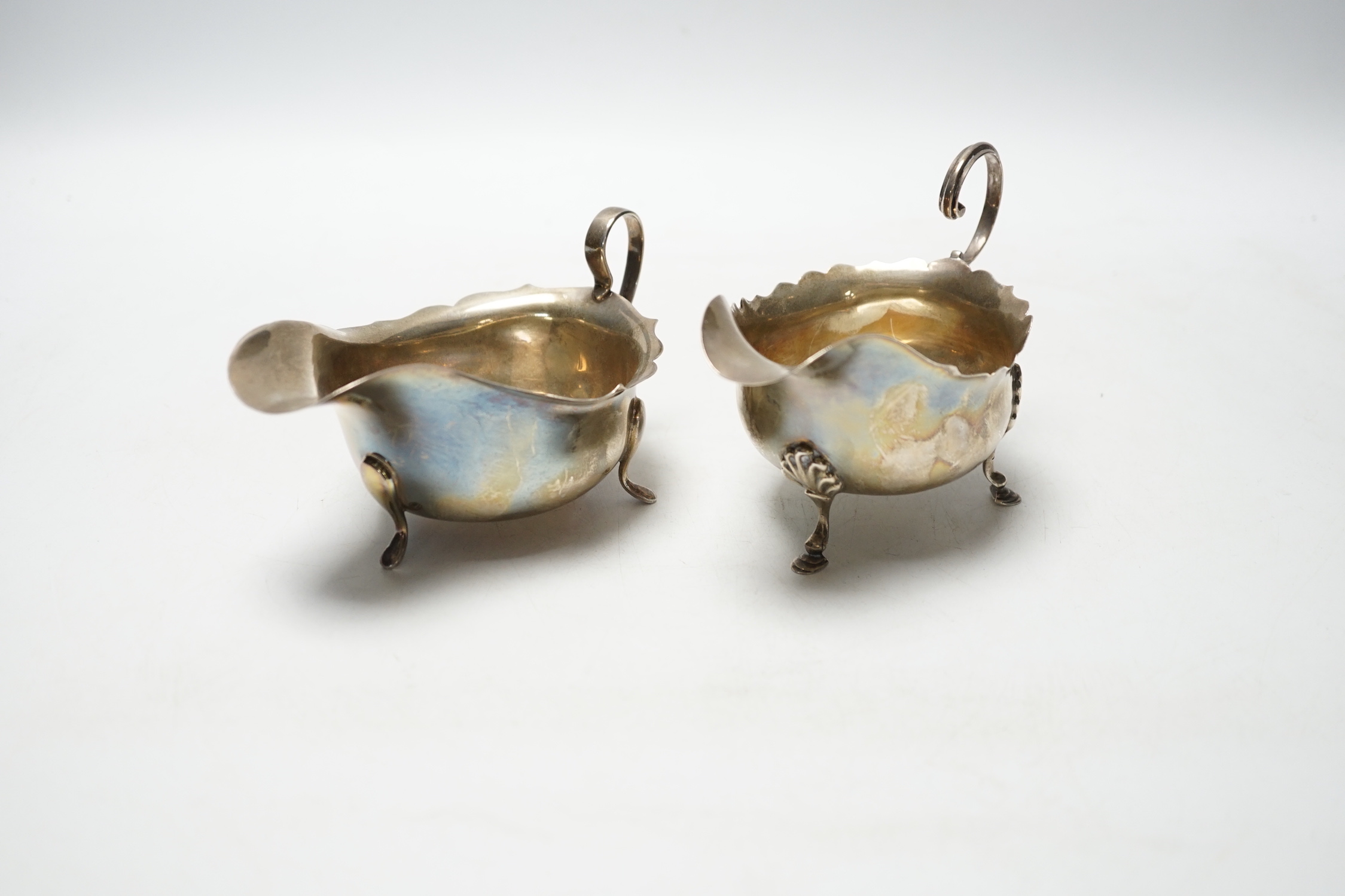 An Edwardian silver sauceboat, Chester, 1903 and a later silver sauceboat, Birmingham, 1936, 6oz.